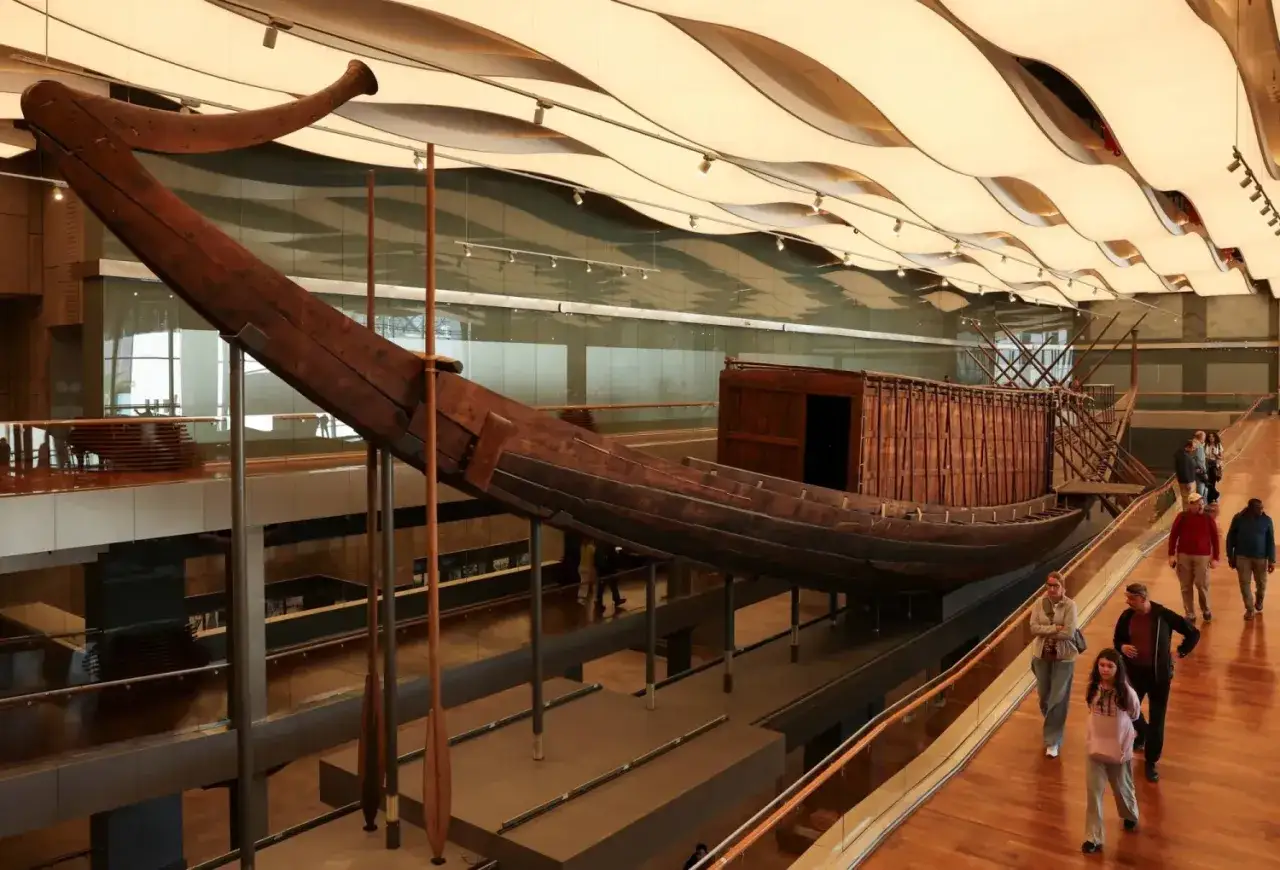 La barca solar de Keops, una embarcaci&oacute;n de madera milenaria, se exhibe en un museo moderno.