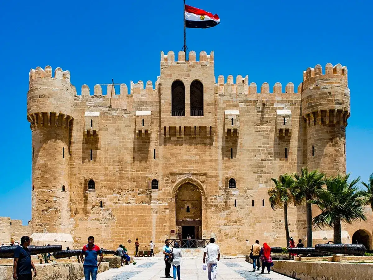 Fortaleza Qaitbay, construida sobre los restos del Faro de Alejandr&iacute;a, con bandera egipcia ondeando.
