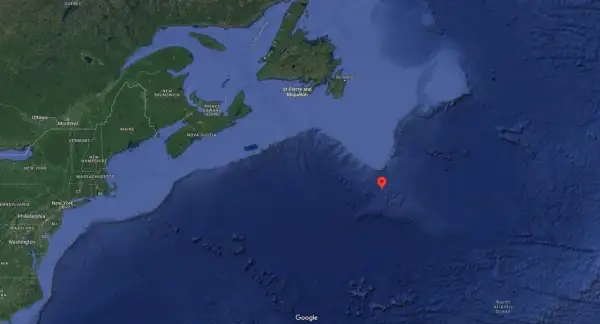 Mapa del Atlántico Norte, mostrando la ruta del Titanic de donde salió, desde el este de Canadá hasta el punto de hundimiento marcado.