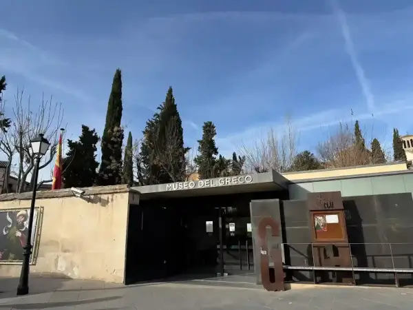 Entrada al Museo del Greco, con un cartel que anuncia el nombre del museo y una gran letra G de metal.