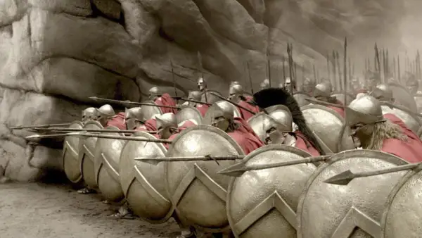 Soldados espartanos en formación, listos para la batalla de Pidna. Escudos y lanzas apuntan al frente.