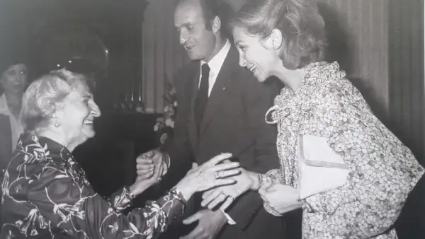 Dolores Rivas Cherif sonríe al saludar al rey Juan Carlos I y a la reina Sofía.