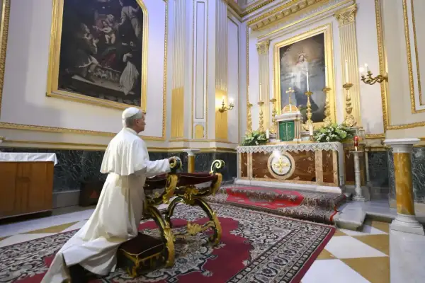 Papa se arrodilla ante el altar. La imagen ilustra la diferencia entre cristiano y católico, mostrando la devoción en la iglesia.