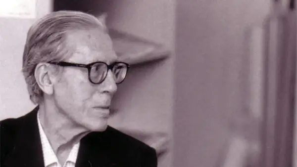 Retrato de José Luis Cano, hombre mayor con gafas, mirando hacia la izquierda.
