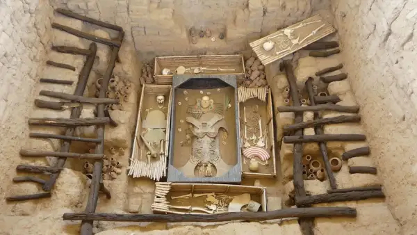 Tumbas del señor de Sipán, con esqueletos y ofrendas funerarias en un sitio arqueológico.