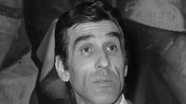 Primer plano de Fernando Suárez González, con su mirada intensa y su peinado característico.