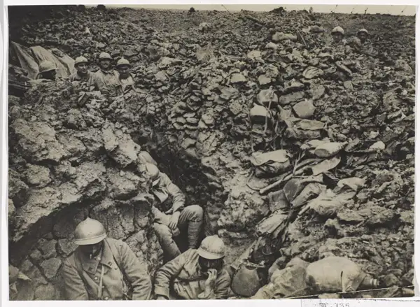 Soldados en una trinchera, rodeados de escombros y equipo, durante la brutal batalla de Verdún.