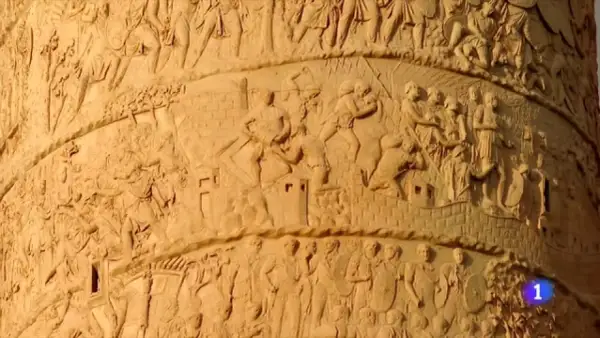 Detalle de **la columna de Trajano**, con relieves que narran escenas de batallas y la vida militar romana.