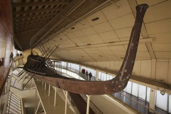 La barca solar de Keops, una embarcación de madera antigua, se exhibe en un museo.