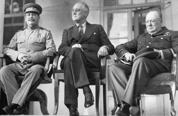 Stalin, Roosevelt y Churchill sentados durante la conferencia de Teherán, un momento clave de la Segunda Guerra Mundial.