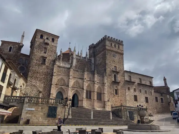 Imponente fachada de la Catedral de Santa María la Mayor en Guadalupe, España. Un lugar de peregrinación para la Virgen de Guadalupe.
