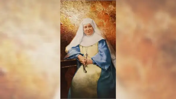 Retrato de María Emilia Riquelme, una monja con hábito blanco y azul, sosteniendo un rosario.