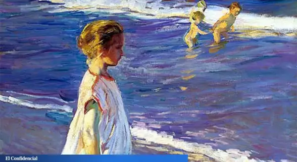 Niños en la playa, capturados con la luz vibrante de Sorolla. Una niña mira al mar mientras otros juegan en el agua.