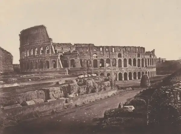 El coliseo romano antes y después: ruinas de un anfiteatro antiguo, con arcos y muros derruidos, evocando su pasado glorioso.