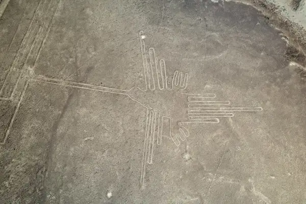 Las enigmáticas **líneas de Nazca** forman la figura de un colibrí sobre el árido desierto peruano.