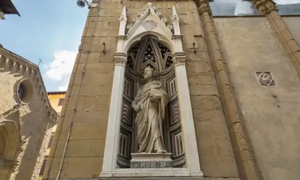 Estatua de San Pedro, una de las obras de arte de Filippo Brunelleschi, en un nicho de mármol con fondo estrellado.