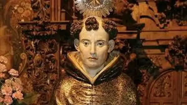 Estatua del beato Álvaro de Córdoba, con túnica dorada y aureola.