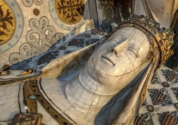 Tumba de mármol de Mariana de Austria, con detalles dorados y ornamentación heráldica.