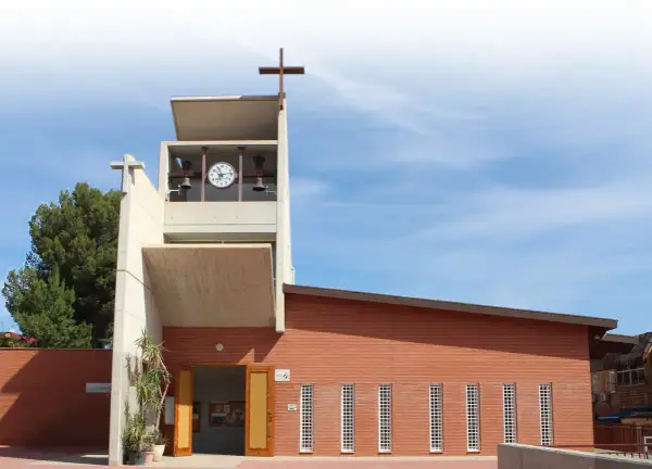 Iglesia moderna de ladrillo rojo con campanario y reloj. Un día soleado en Santa Rosa.